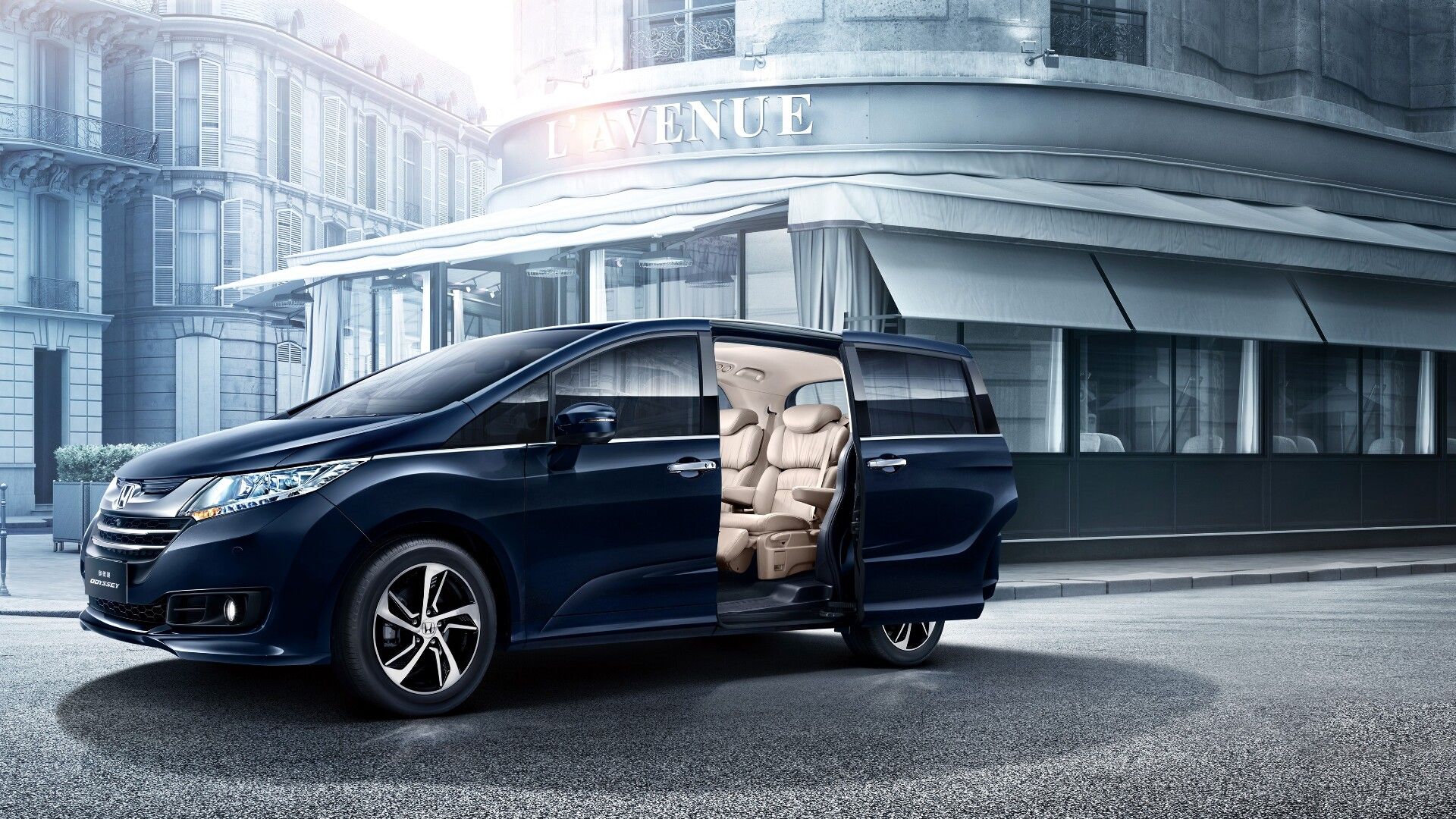 Side view of a Honda Odyssey in a street