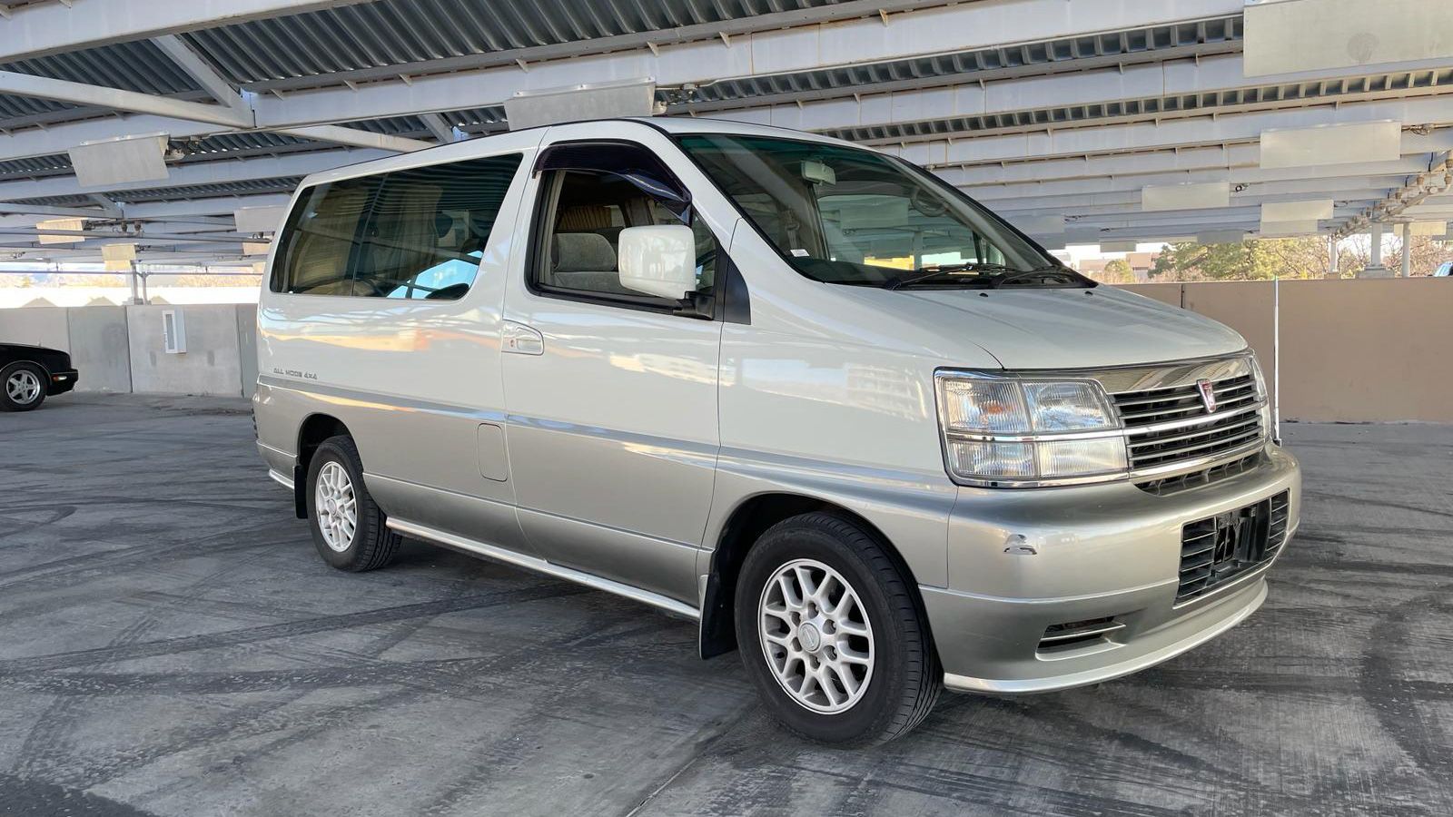 Nissan Elgarnd, parked in a carpark.