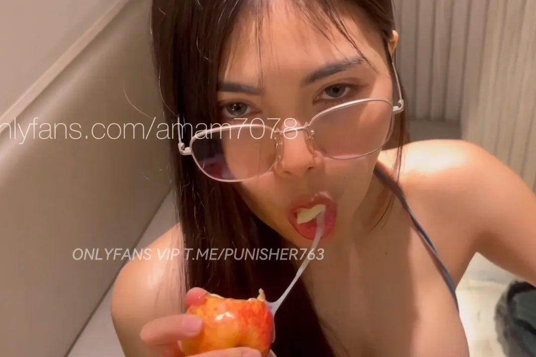 น้องแอม Amam7078 OnlyFans กินแอปเปิ้ลกับน้ำ